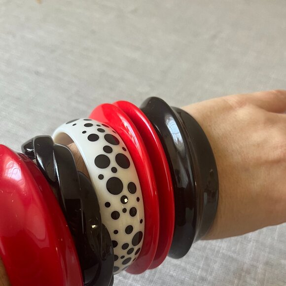 Vintage 1980's Chunky Plastic Cherry Red Black and White Bangle Bracelets 6 - Picture 11 of 11